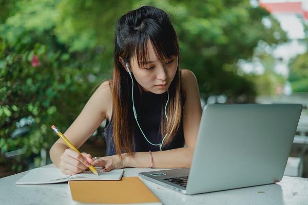 vietnamese student on laptop